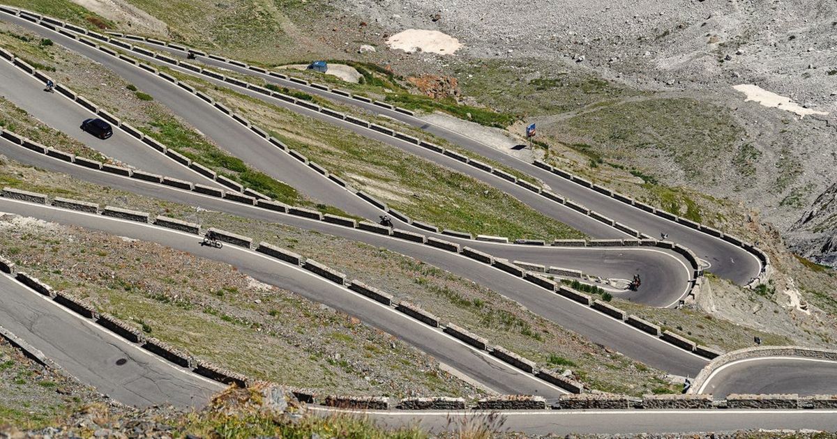 High Meadow Traverse — Alpine passes, Switzerland